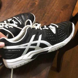 Men’s ASICS black sneakers
